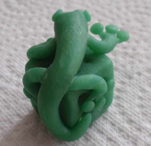 Jade Effectfimo ein Gecko auf einem Würtfel modellieren Schritt für Schritt Fimoanleitung von Tumana