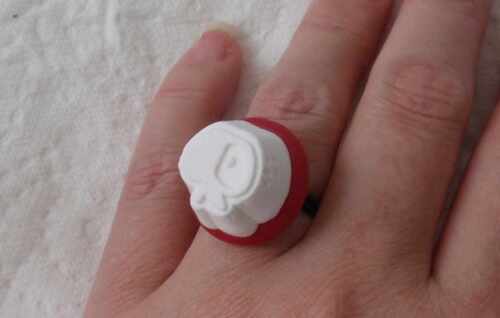 Schmucker Ring mit Stempelgummi selbermachen aus Fimo und Stempel-Modelliermasse