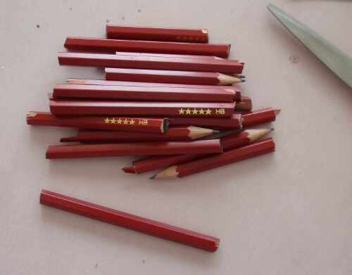 Aus grossen Bleistiften Minibleistifte sägen