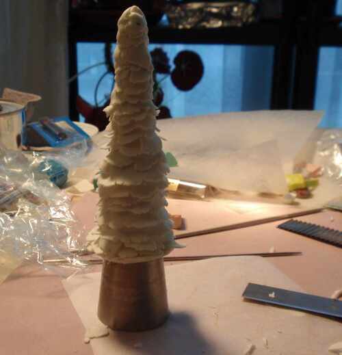 Kitschiges zu Weihnachten: eine nachtleuchtende Tannenbaum-Box aus Fimo