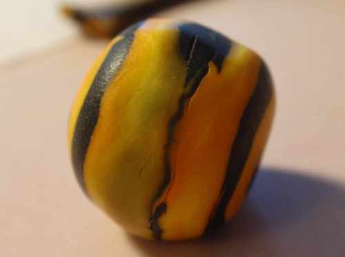 Orange-Schwarze Extruderperlchen