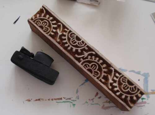 Fimo mit Struktur mit einem Bilasari-Holzstempel und Essence Pigmentchen zu einem wunderbaren Armband gemacht mit Karabinerverschluss. Schritt für Schritt Anleitung