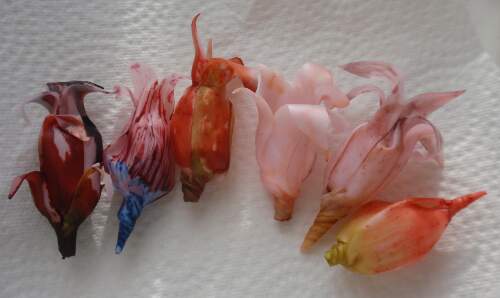 Hohle Blüten mit Rosenquarzfimo, Alkoholtine und Glasmalfarbe. Eine Anleitung von Tumana